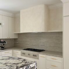 Limewashed Kitchen Hood Bauwerk
