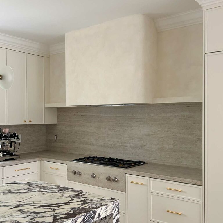 Limewashed Kitchen Hood Bauwerk